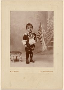 [Liten pojke står och håller i en amerikansk flagga] av MacIntire