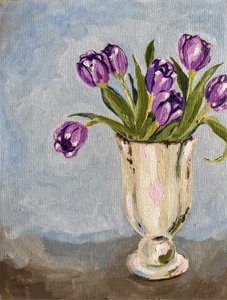 Lila tulpaner i vas