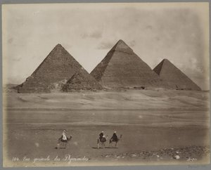 Utsikt över pyramiderna i Mykerinos, Chephren och Cheops i Giza Vue Generale des Pyramides (titel på objekt)