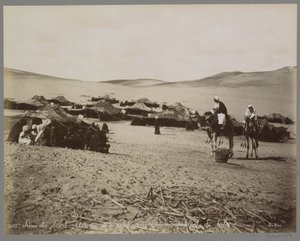 Läger med tält och kameler i (förmodligen) Egyptens öken Scene du desert: Arrivée de chameliers à un campement de tribu. (titel på objekt)