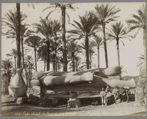 Liggande staty av Ramses II i Memphis, i förgrunden en pojke med en åsna Staty colossal de Ramesses II à Memphis (titel på objekt)