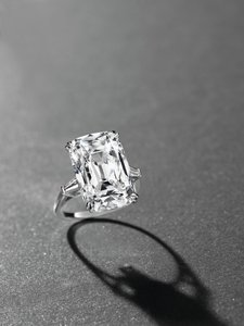 En elegant ring (platina och diamant) av Manuel Cusí