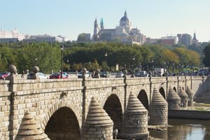 Puente de Segovia, ursprungligen byggd av Juan de Herrera (1530-97) och ombyggd 1682 av Manuel and Jose del Olmo