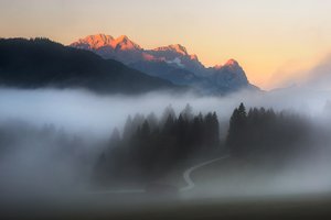 Golden Peaks morgondimma av Marek Kijevský