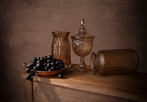Druvor i bärnstensfärgat glas av Margareth Perfoncio