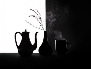 Svart, vitt, kaffe – stilleben av Margareth Perfoncio