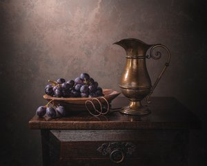 Klassiska druvor och en kanna av Margareth Perfoncio