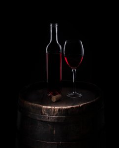 Stilleben med klassiskt rött vin av Margareth Perfoncio