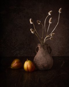 Mörka päron och blommor av Margareth Perfoncio