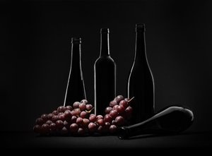 Stilleben med mörkt vin av Margareth Perfoncio