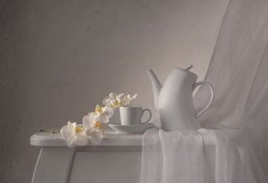 Elegant orkidé-tebjudning av Margareth Perfoncio