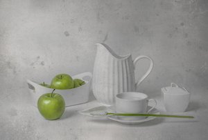 Stilleben med färska gröna äpplen
