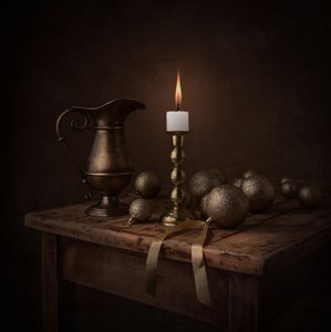 Stilleben i gyllene stearinljus av Margareth Perfoncio