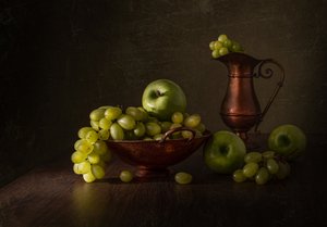 Stilleben med gröna druvor och koppar av Margareth Perfoncio