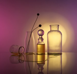 Lysande glasflaskor av Margareth Perfoncio