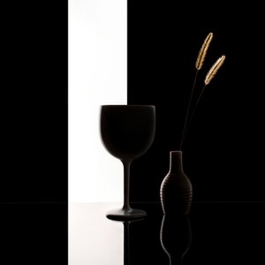 Minimalistiskt stilleben i svart och vitt av Margareth Perfoncio