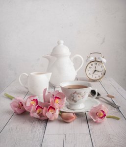 Te-stund med rosa orkidéer