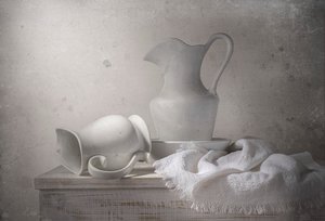 Stilleben i keramik – en stillsam bild av Margareth Perfoncio