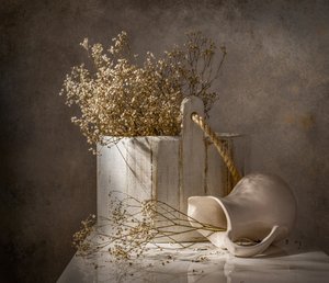 Stilbild med torkade blommor i rustik stil