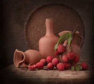 Stiliserat stilleben med litchi av Margareth Perfoncio
