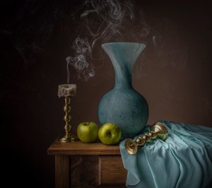 Stilleben med ett brinnande ljus av Margareth Perfoncio