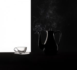 Kontrasten mellan ångande kaffe av Margareth Perfoncio