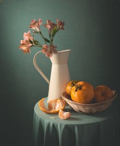 Mandariner och rosa blommor av Margareth Perfoncio