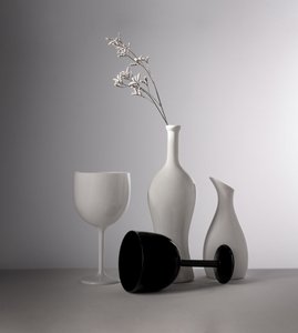 Vita vaser i svart glas