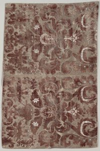Två sammanfogade paneler av "Fortuny Painted Velvet"