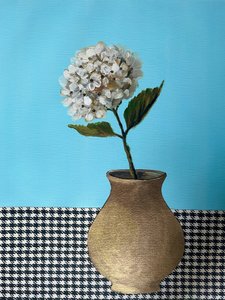 Vit vas med blommönster i guld
