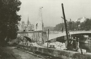 Paris: Utsikt från stranden av Seine på Notre-Dame (s/v foto)