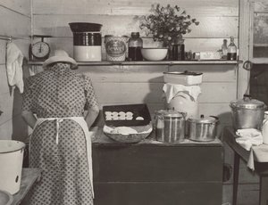 En av familjen Wilkins bakar kex till middag på majshackardagen i Mrs Fred Wilkins hem nära Tallyho, Granville County. North Carolina