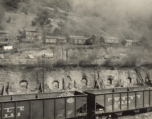 Rök från koksugnar tränger in i gruvarbetarnas hus, Scotts Run, West Virginia