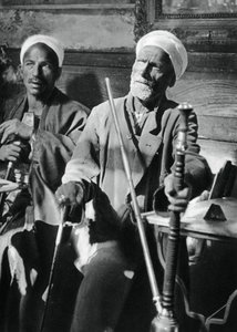Smoking the narghileh, Kairo, 1937 av Martin Hurlimann