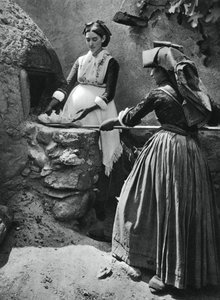 Kvinnor vid ugnen, Sardinien, Italien, 1937.