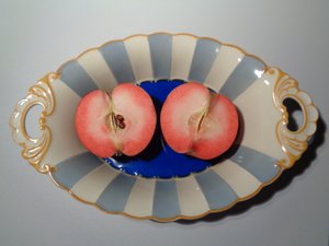 Porslin från den kungligt privilegierade Tettau porslinsfabriken med ett rött äpple av Martina Konitzky