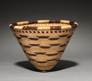 Burden Basket Model, 1900. av Mary Benson.
