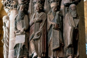 Detalj av ärans portik (portco de la gloria): Grupp av profeter (höger till vänster Moses, Jesaja, Daniel och Jeremia). Tillverkad av Master Mateo (1188) Interiör av katedralen i Santiago de Compostela (Santiago de Compostela) (Santiago de Compostela) i