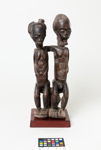Sittande par, ca 1885-99 (trä) av Master of the Barnes Couple