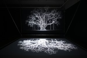 Albion, på utställningen "Petrichor" av Mat Collishaw i Kew Gardens, London, 2023 (foto)