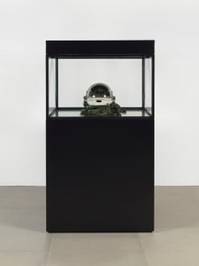 Alpha Omega, 2016 (Glas, LCD-skärm, mediaspelare, replikaskalle, rymdhjälm, trä) av Mat Collishaw