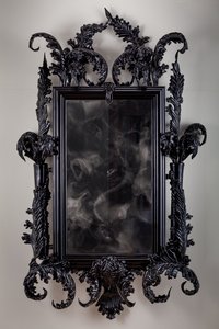 East of Eden, 2013 (svart Muranoglas, övervakningsspegel, stål, trä, lack, LCD-skärm och hårddisk) av Mat Collishaw