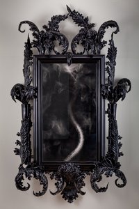 East of Eden, 2013 (svart Muranoglas, övervakningsspegel, stål, trä, lack, LCD-skärm och hårddisk) av Mat Collishaw
