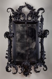 East of Eden, 2013 (svart Muranoglas, övervakningsspegel, stål, trä, lack, LCD-skärm och hårddisk) av Mat Collishaw