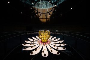 Equinox, 2021 (Akryl, Elektriska kretsar, Hydraulik, Lack, Motor, Färg, Återvunnet harts, Stål) av Mat Collishaw