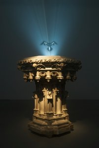 Ganymede, 2007 (stål, harts, rökmaskin, vätska, fläkt, videoprojektor och DVD-spelare) av Mat Collishaw