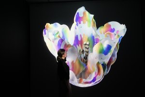 Heterosis, på utställningen "Petrichor" av Mat Collishaw i Kew Gardens, London, 2023 (foto)