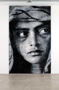Madonna, 2001 (keramiska plattor, cement, trä) av Mat Collishaw