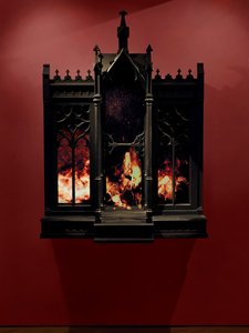 Performance, 2010 (Trä, stål, övervakningsspegel, LCD-skärmar och hårddisk) av Mat Collishaw