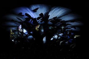 The Garden of Unearthly Delights, 2009 (stål, aluminium, gips, harts, LED-lampor, motor) av Mat Collishaw